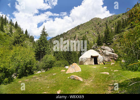 Die Jurte ist die traditionelle Behausung der Nomaden in den malerischen Bergen. Stockfoto