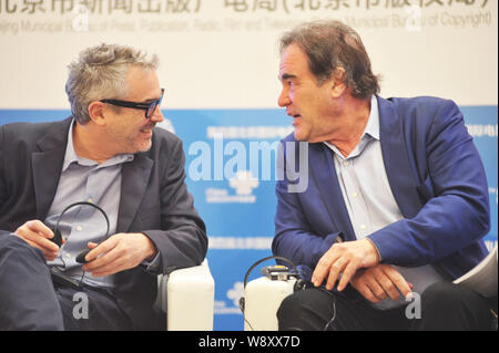 Amerikanische Regisseur Oliver Stone, Recht, spricht mit mexikanischen Regisseur Alfonso Cuaron, Links, während des Sino-Foreign Film Co-production Forum von Stockfoto