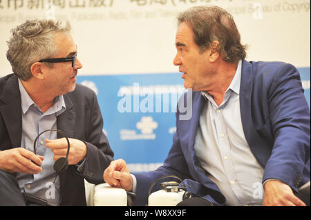 Amerikanische Regisseur Oliver Stone, Recht, spricht mit mexikanischen Regisseur Alfonso Cuaron, Links, während des Sino-Foreign Film Co-production Forum von Stockfoto