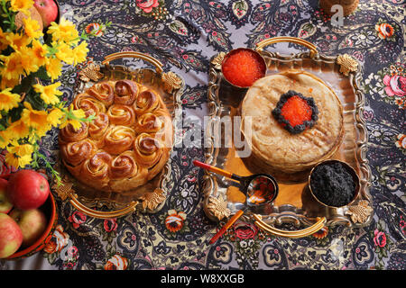 Gedeckten Tisch, Pfannkuchen mit roter und schwarzer Kaviar, Gebäck. Stockfoto