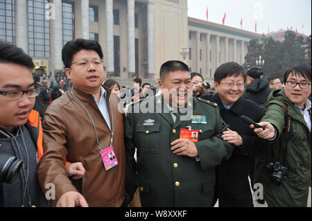 Chinesischer General Mao Xinyu, Mitte, der Enkel von Mao Zedong, ist von den Reportern gefolgt, als er die Große Halle des Volkes nach der Eröffnung Blätter se Stockfoto