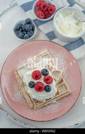 Waffeln mit Beeren Stockfoto