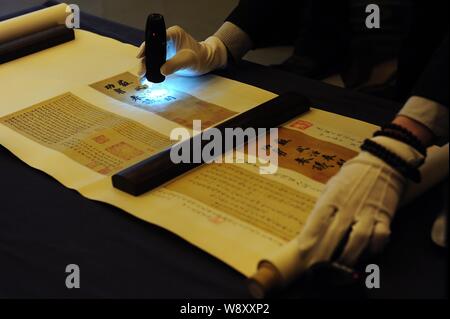 Ein Mitarbeiter scannt und verstärkt ein High Definition Print der angeblich authentische Gong Fu Tie Kalligraphie von alten chinesischen Schriftsteller und calligraph Stockfoto