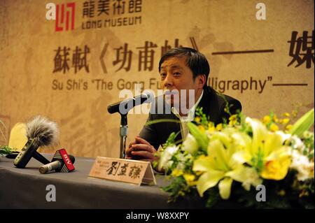 ------ Chinesische Sammler Liu Yiqian, Gründer von Lange Museum, spricht die Echtheit des Gong Fu Tie Kalligraphie von alten Chinesischen wri zu bestätigen. Stockfoto