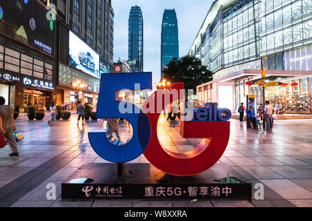 Chongqing, China, 7. August 2019: 5G Zeichen für den Start von China Telecom 5G in Jiefangbei Straße Chongqing China Stockfoto