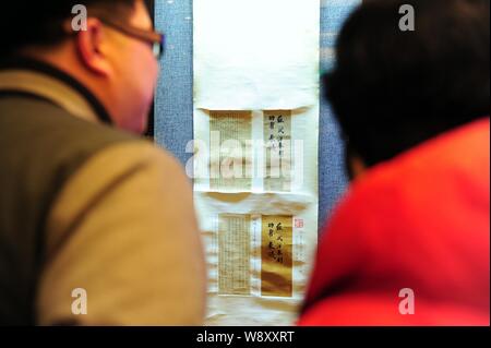 Besucher sorgfältig hochauflösende Drucke der angeblich authentische Gong Fu Tie Kalligraphie von alten chinesischen Schriftsteller und kalligraph Su Shi Stockfoto