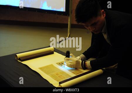 Ein Mitarbeiter scannt und verstärkt ein High Definition Print der angeblich authentische Gong Fu Tie Kalligraphie von alten chinesischen Schriftsteller und calligraph Stockfoto