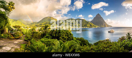St. Lucia - Karibische Meer mit UNESCO-Weltkulturerbe Pitons und Rainbow Stockfoto
