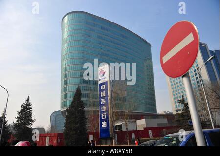 ---- Repräsentant von Cnooc (China National Offshore Oil Corporation) ist an seinem Hauptsitz in Peking, China, 26. Februar 2013. Chi Stockfoto