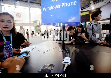 ---- Besucher versuchen, Nokia Smartphones mit Microsoft's Windows Phone Betriebssystem während PT/EXPO COMM CHINA 2012" in Peking, China installiert, Stockfoto