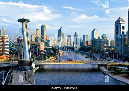 Blick auf die chifeng Brücke über den Haihe River im Central Business District in Tianjin, China, 9. September 2009. Stockfoto