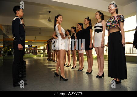 Junge chinesische Studenten Praxis catwalk während ein Modell Training an einer Kunstschule in Weifang, Provinz Shandong, China 1. Dezember 2 Stockfoto