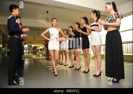 Junge chinesische Studenten Praxis catwalk während ein Modell Training an einer Kunstschule in Weifang, Provinz Shandong, China 1. Dezember 2 Stockfoto