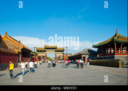 Touristen besuchen die Mukden Palace, auch als die Shenyang Imperial Palace, in Shenyang City bekannt, im Nordosten Chinas Provinz Liaoning, den 4. September 2011. Stockfoto