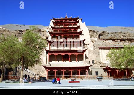 ---- Blick auf die Mogao Grotten oder Mogao Grotten in Dunhuang Stadt, Provinz Gansu im Nordwesten Chinas, den 26. April 2006 Sie sind vielleicht nicht die glob erreicht haben Stockfoto