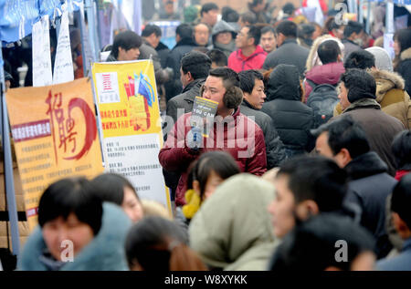 Chinesische Arbeitssuchende Menge stände an einem Job Messe in Luoyang City, Central China Provinz Henan, am 9. Februar 2014. Wie das chinesische Mondjahr holida Stockfoto