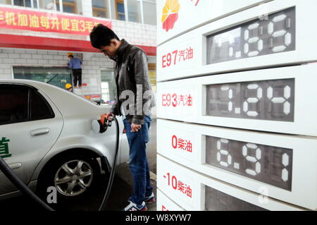 ---- Eine chinesische Fahrer tankt ein sein Auto an einer Tankstelle von PetroChina, eine Tochtergesellschaft der CNPC (China National Petroleum Corporation), in Luoyang cit Stockfoto