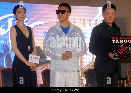 (Von links) taiwanesische Schauspielerin Gwei Lun-Mei, chinesische Schauspieler Sun Honglei und der chinesische Regisseur Zhao Baogang eine Pressekonferenz für ihren neuen Film teilnehmen, Stockfoto