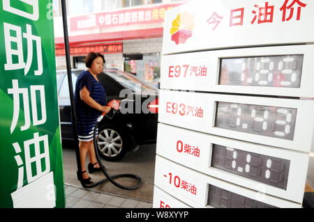 ---- Eine chinesische Fahrer tankt Ihr Auto an einer Tankstelle von PetroChina, eine Tochtergesellschaft der CNPC (China National Petroleum Corporation), in Luoyang City, Stockfoto