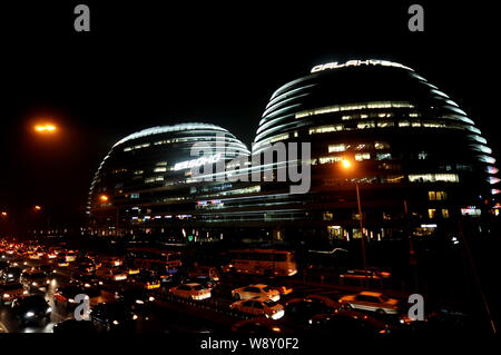 ------ Nacht Blick auf die Galaxie von SOHO SOHO China in Peking, China, 17. Januar 2014 entwickelt. Soho China Ltd., der größten Entwickler in Beijings Stockfoto