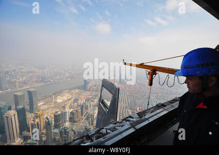 Luftaufnahme des Shanghai World Financial Center, Center, andere Wolkenkratzer und Hochhäuser in Pudong und Puxi von der Shanghai Tower unter Stockfoto