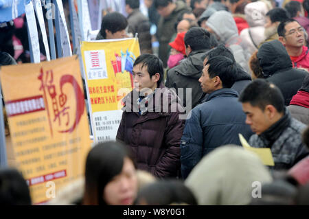 Chinesische Arbeitssuchende Menge stände an einem Job Messe in Luoyang City, Central China Provinz Henan, am 9. Februar 2014. Wie das chinesische Mondjahr holida Stockfoto