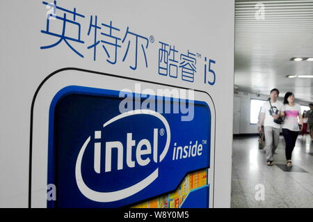 ---- Fußgänger vorbei an einer Werbung für Intel Core i5 an der U-Bahnstation in Shanghai, China, 25. Mai 2013. Intel Corp., kämpfen, um brea Stockfoto