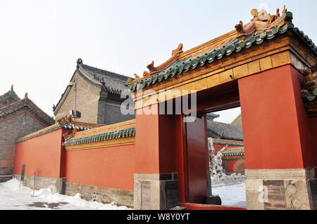 Blick auf ein Tor und eine rote Wand in der Mukden Palace, auch als die Shenyang Imperial Palace, in Shenyang City bekannt, im Nordosten der Provinz Liaoning, China Stockfoto