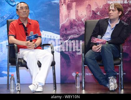 Der britische Regisseur Gareth Edwards, rechts, spricht wie der chinesische Regisseur Zhang Yimou lächelt während ein Dialog an der Beijing Film Academy in Peking, China, 11. Stockfoto