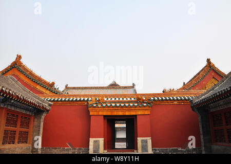 Blick auf ein Tor und eine rote Wand in der Mukden Palace, auch als die Shenyang Imperial Palace, in Shenyang City bekannt, im Nordosten der Provinz Liaoning, China Stockfoto