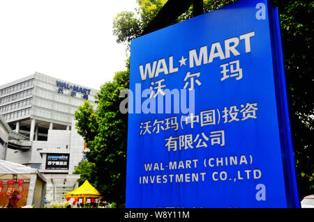 ---- Blick auf ein Schild von Wal-Mart (China) Investment Co., Ltd. in Dongguan City, South China Guangzhou Provinz, 14. Juli 2011. Ein Shenzhen Bra Stockfoto