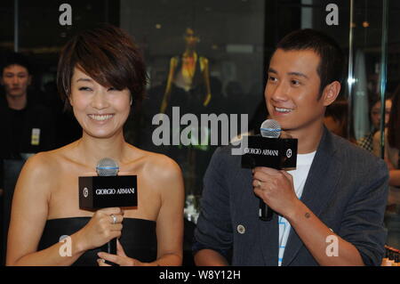 ------ Chinesische Schauspieler Wen Zhang, rechts, und seine Schauspielerin Frau Ma Yili sind während einer Ribbon Cutting für eine neue Giorgio Armani store interviewte ich Stockfoto