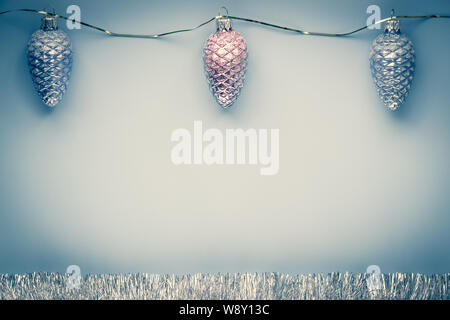 Jahrgang neues Jahr Grußkarte. Shining Kegel und Girlande. Festliche Mockup, Glitzer Dekoration auf holiday Banner mit Text. Lakonisch kreative desi Stockfoto