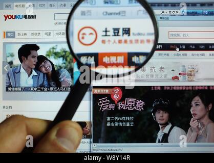 ---- Einen chinesischen Netizen durchsucht die Websites der Online Video Sharing Sites Youku.com und Tudou.com in Kunshan City, Central China Provinz Hubei, 1. Stockfoto