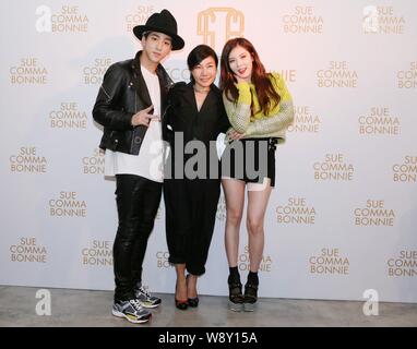 Koreanische Sängerin und Schauspielerin Kim Hyun-A (HyunA), rechts, und Cha Sun-woo (Baro) der Koreanischen Boy Group B1 A4, Links, Pose mit einer Führungskraft, wie Sie Stockfoto
