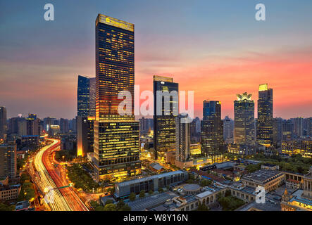 Nachtansicht der Yan'an Road Hochstraße neben dem Jing An Hotel Shangri-la, am höchsten, und andere Hochhäuser in der Innenstadt von Shanghai, Kinn Stockfoto