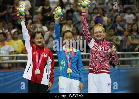 (Von links) Silbermedaillengewinner Rana Nakano von Japan, goldmedallist Zhu Xueying von China und bronzemedallist Maria Zakharchuk Russlands feiern an der a Stockfoto