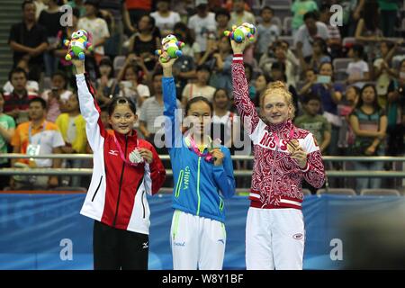(Von links) Silbermedaillengewinner Rana Nakano von Japan, goldmedallist Zhu Xueying von China und bronzemedallist Maria Zakharchuk Russlands feiern an der a Stockfoto