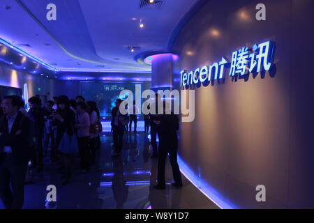 ---- Leute besuchen die Zentrale von Tencent in Shenzhen City, South China Guangdong Provinz, 29. März 2013. Staatliche China Umfrage wurde Stockfoto