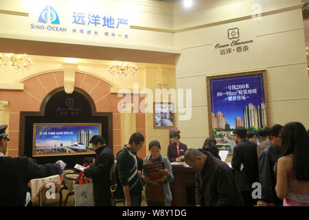 ---- Chinese Eigenheimkäufer besuchen Sie den Stand von Sino-Ocean Land Holdings Ltd. Während einer Immobilien Messe in Shanghai, China, 17. März 2013. Als China re Stockfoto