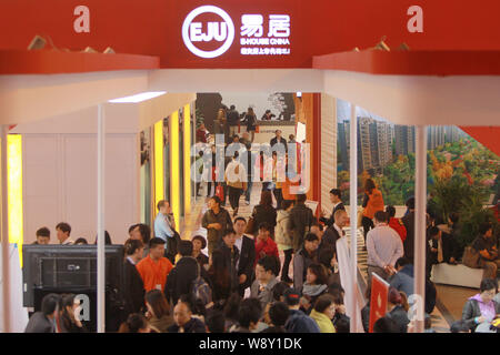 - - Datei - Eigenheimkäufer besuchen Sie den Stand der EJU (E-House China) während der Shanghai Feder Immobilien Messe 2013 in Shanghai, China, 17. März 2013. Stockfoto