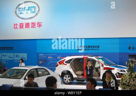 ---- Leute besuchen Sie den Stand von BYD im 15. Shanghai Internationalen Automobil- Ausstellung, bekannt als Auto Shanghai 2013, in Shanghai. Stockfoto