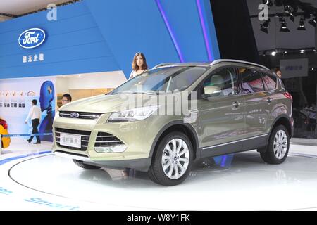 ---- Ein Modell stellt mit einem Ford Kuga bei einem Auto Show in Shanghai, China, 29. September 2013. Ford Motor Co. und seinem chinesischen Joint Ventures verkauft Stockfoto