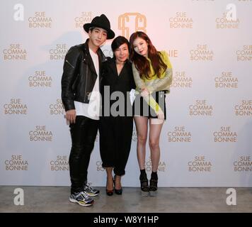 Koreanische Sängerin und Schauspielerin Kim Hyun-A (HyunA), rechts, und Cha Sun-woo (Baro) der Koreanischen Boy Group B1 A4, Links, Pose mit einer Führungskraft, wie Sie Stockfoto