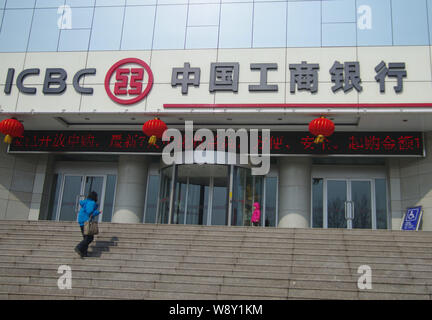 ---- Ein Kunde geht auf ein Zweig der industriellen und kommerziellen Bank of China (ICBC) im Osten der Stadt Rizhao, China Provinz Shandong, 19. Februar Stockfoto