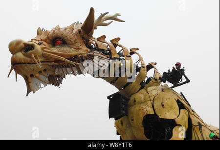 Das Pferd - Drache die Skulptur befindet sich vor der Bird's Nest Stadion auf dem Olympic Green Park angezeigt, während einer Probe der Parade zu feiern. Stockfoto