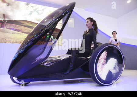 ---- Ein Modell stellt ein neues Konzept FV2 von Toyota während des 13 Beijing International Automotive Exhibition, die auch als Auto China 2014 bekannt werden. Stockfoto