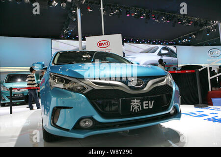 --FILE - ein Hybrid Limousine Qin von BYD auf dem Display während der 13. Internationalen Automobil Ausstellung zu sehen, die auch als Auto China 2014 bekannt werden. Stockfoto