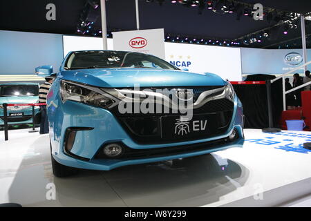 ---- Eine Plug-in-Hybrid Qin von BYD ist auf dem Display während der 13. Internationalen Automobil Ausstellung zu sehen, die auch als Auto China 2014 bekannt, in Stockfoto
