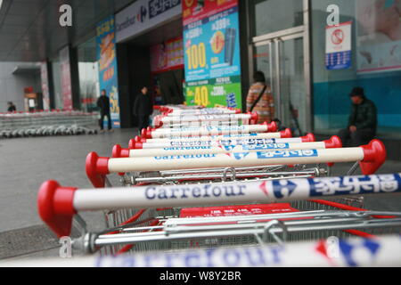 ---- Blick von Einkaufswagen im Supermarkt Carrefour in Longde Square, Changping District, Beijing, China, 10. März 2014. Ein Einkaufszentrum auf Stockfoto